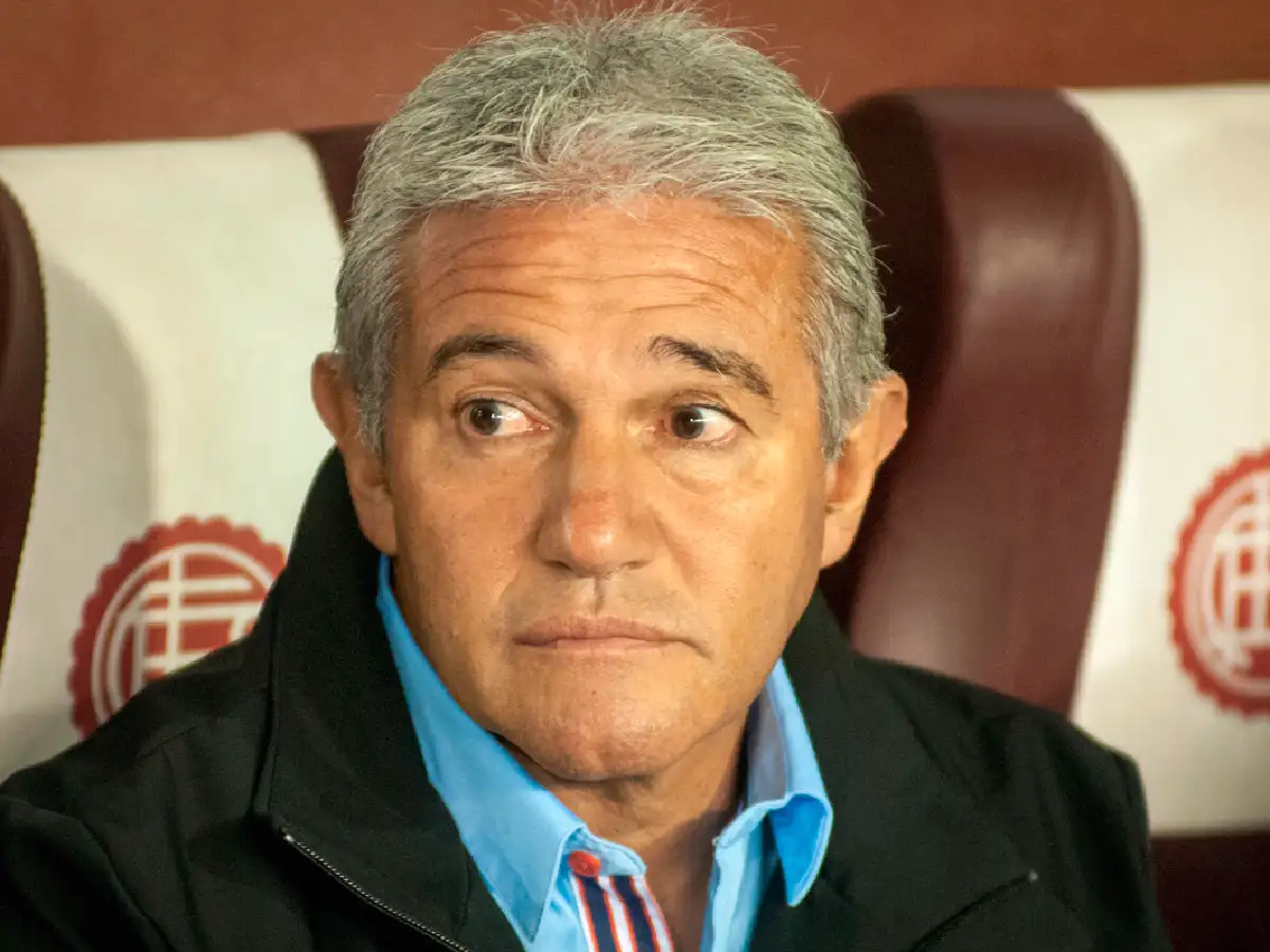 Burruchaga se alejó de Sarmiento 