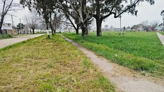 Sostienen que carece de rampas de accesibilidad, cestos de basura, señalética adecuada y un cartel identificatorio con el nombre de la plaza”.