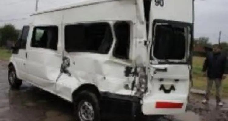 Investigan las causas del accidente  en el que un tren embistió a una combi