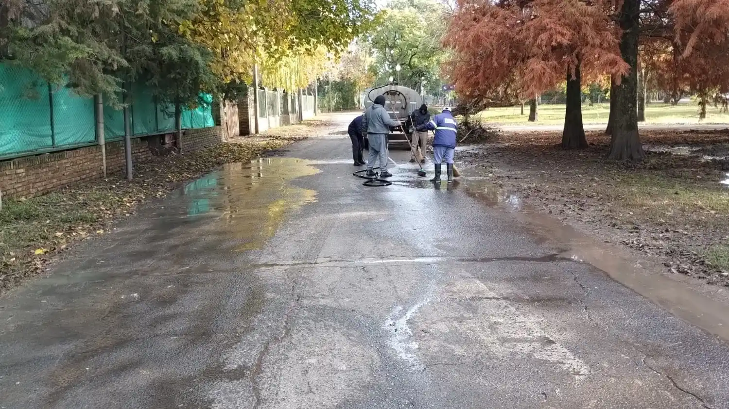 Luego de la creciente del último mes, realizan tareas de limpieza en el Parque Unzué