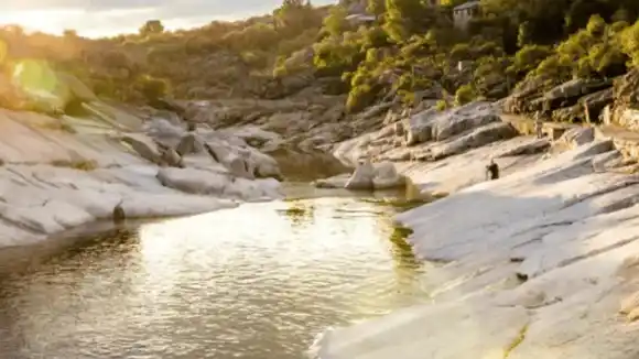 Vacaciones de invierno: descubren en Córdoba un pueblo escondido entre sierras y ríos