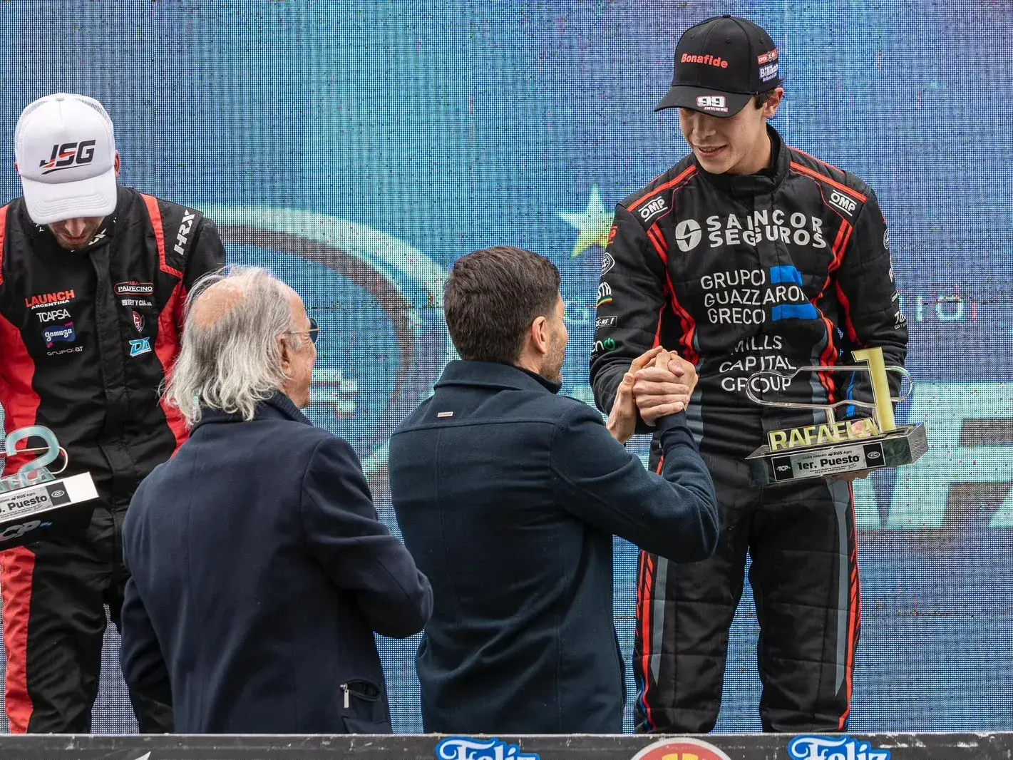 El gobernador M.Pullaro entregándolo el trofeo al ganador del TC Pista, Bautista Damiani.