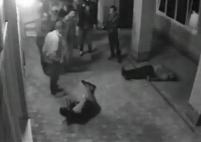 Un boxeador se enojó y noqueó a los hombres que molestaban a su esposa