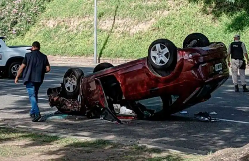 Siniestro vial dejó a un auto dado vuelta en avenida Belgrano, cerca del Humberto de Nito