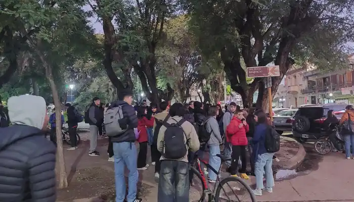 Los alumnos fueron trasladados a la plaza Belgrano.