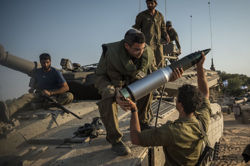 Las tropas israelíes preparan vehículos armados