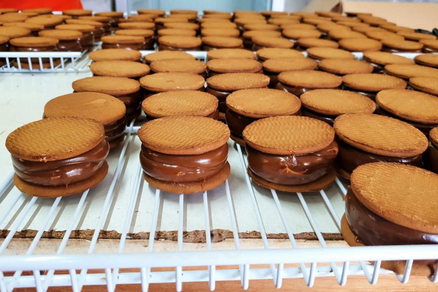 Un alfajor concordiense de tres capas es el mejor del país