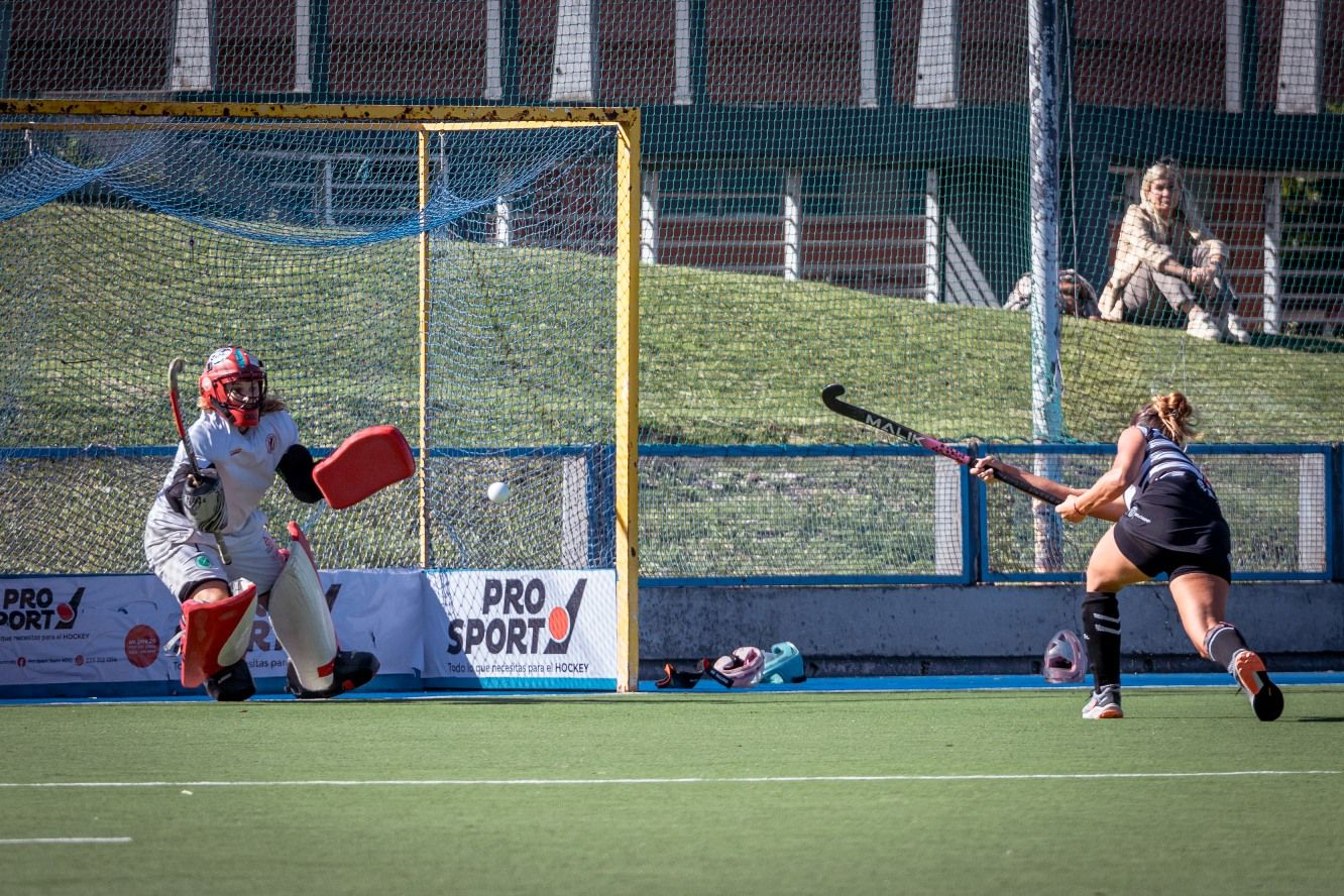 Agustina Álvarez convirtiendo su penal.