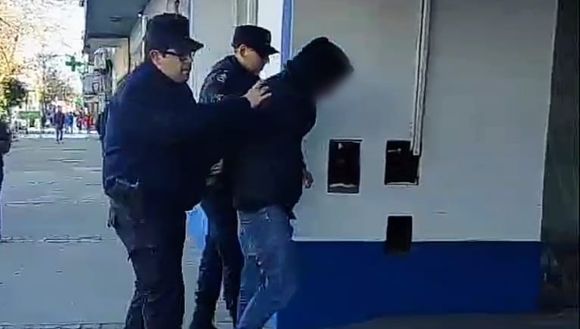 Sustrajo ropa de un reconocido local para niños y lo atraparon a una cuadra