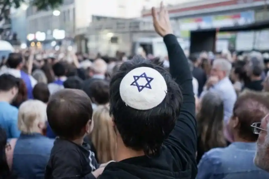 Organizaciones judías marcharon en apoyo a Israel y la izquierda lo hizo en respaldo a Palestina