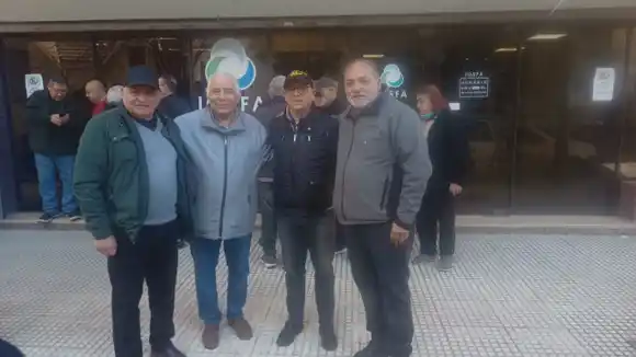 Afiliados de IOSFA se manifestaron en la sede oficial por reclamos en la atención médica