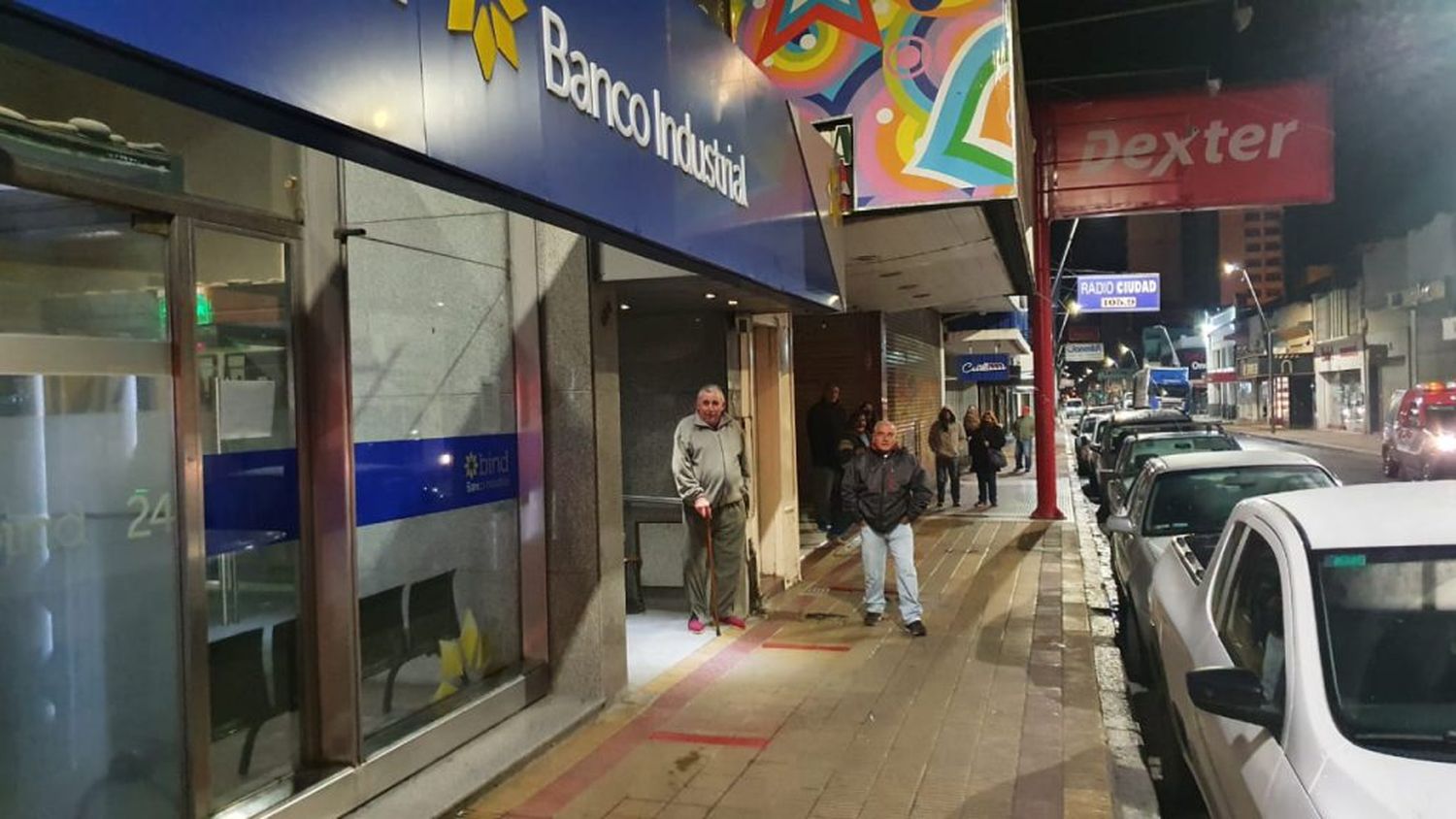 Filas en los bancos de Tandil por la apertura para cobro de jubilados y AUH