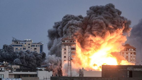 Israel combate a Hamas, bombardea Gaza e intercambia disparos con Hezbollah