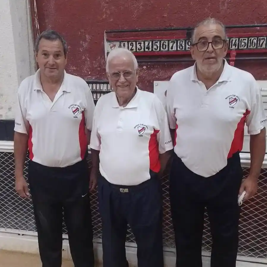 Defensa Tandil B venció a Excursionistas 15 a 2. En la imagen, Eduardo García, Alberto Ortueta y Javier Levigna.