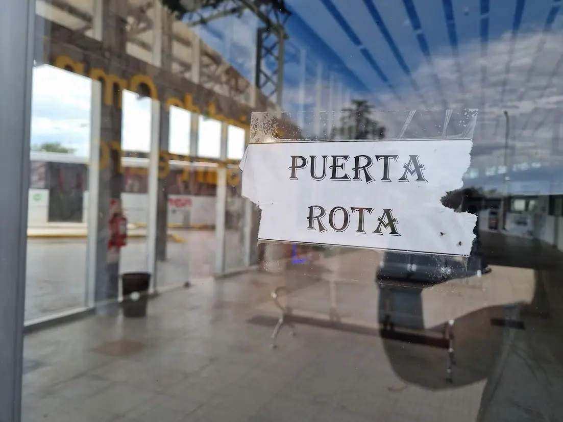 Puerta rota: el cartel que es un símbolo del estado deplorable al que llegan los micros de larga distancia