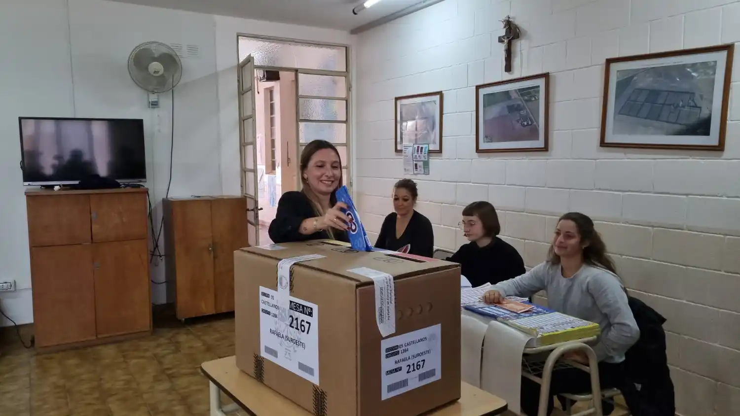 Bárbara Chivallero votó a las 9 de la mañana en la escuela Misericordia