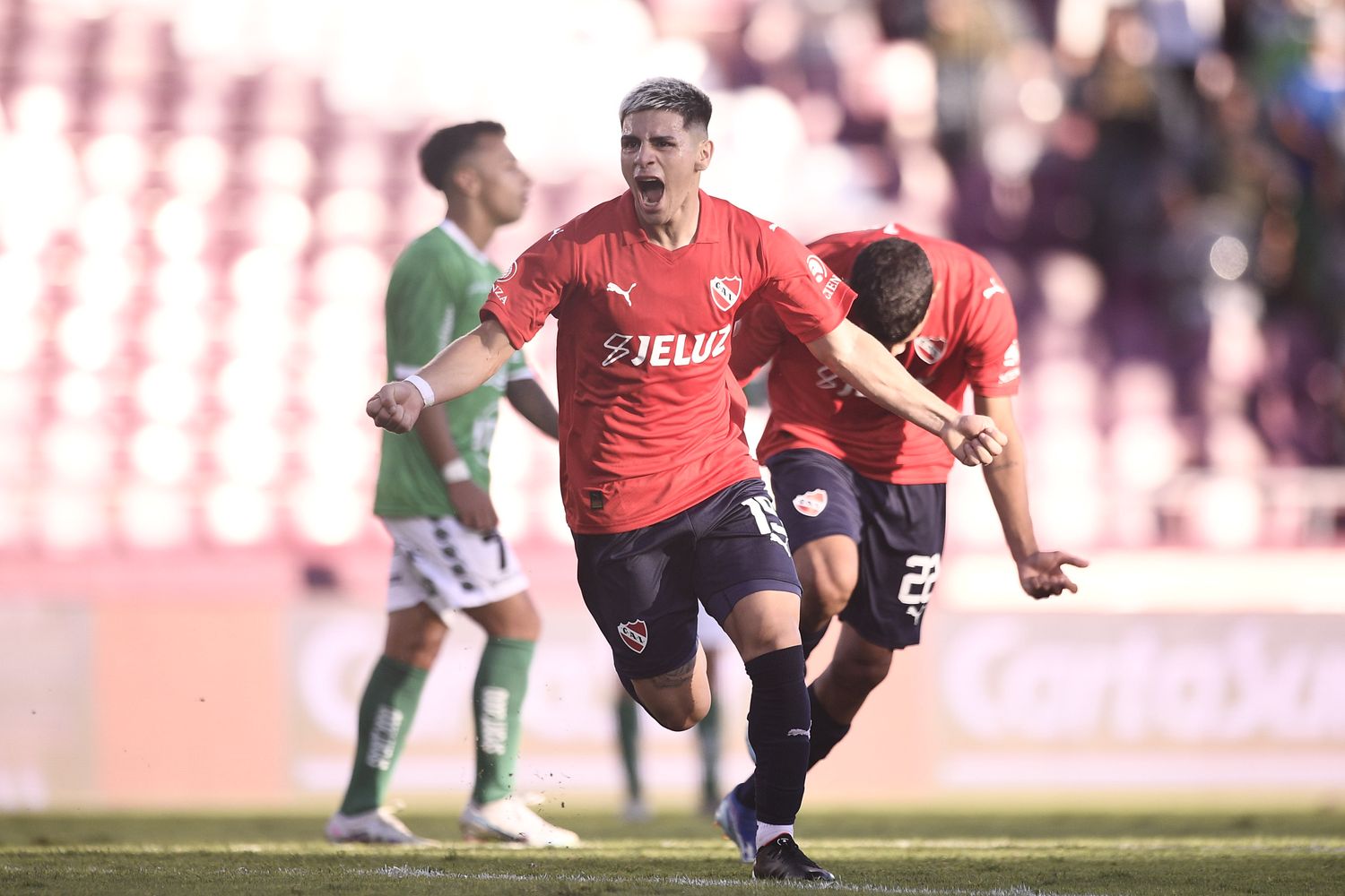 Luna festeja el primer gol rojo.