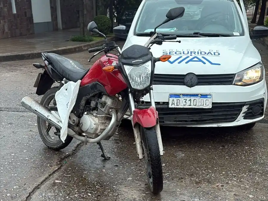 Fuerte choque entre una moto y un vehículo municipal: un hombre sufrió una fractura