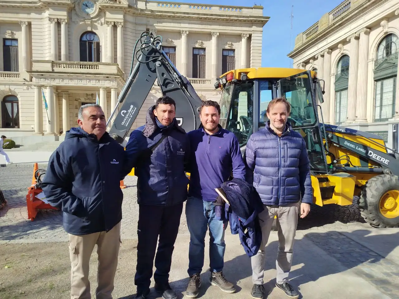 Gastón Duret y Damián Vera, a cargo de las máquinas; junto al director de Vialidad, Mauro Ortega, y el secretario de Obras Públicas, Luciano Lafosse.