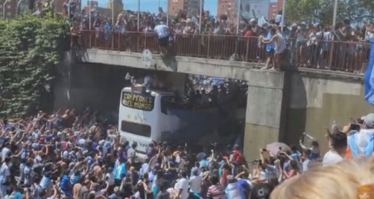 Dos hinchas se tiraron de un puente para colarse en el micro de la selección