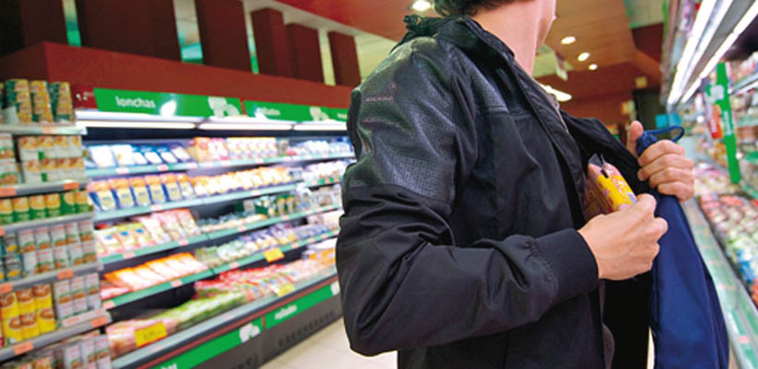 Tres menores de 14 años fueron detenidos por robar mercadería en un supermercado