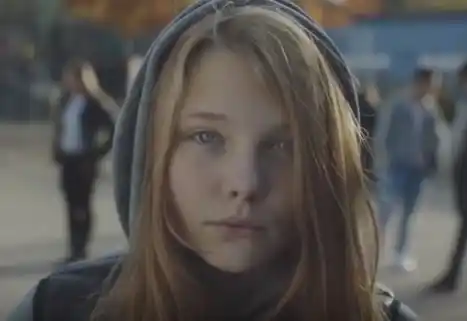 “Querido papá, me van a llamar puta”: el video que conmueve al mundo