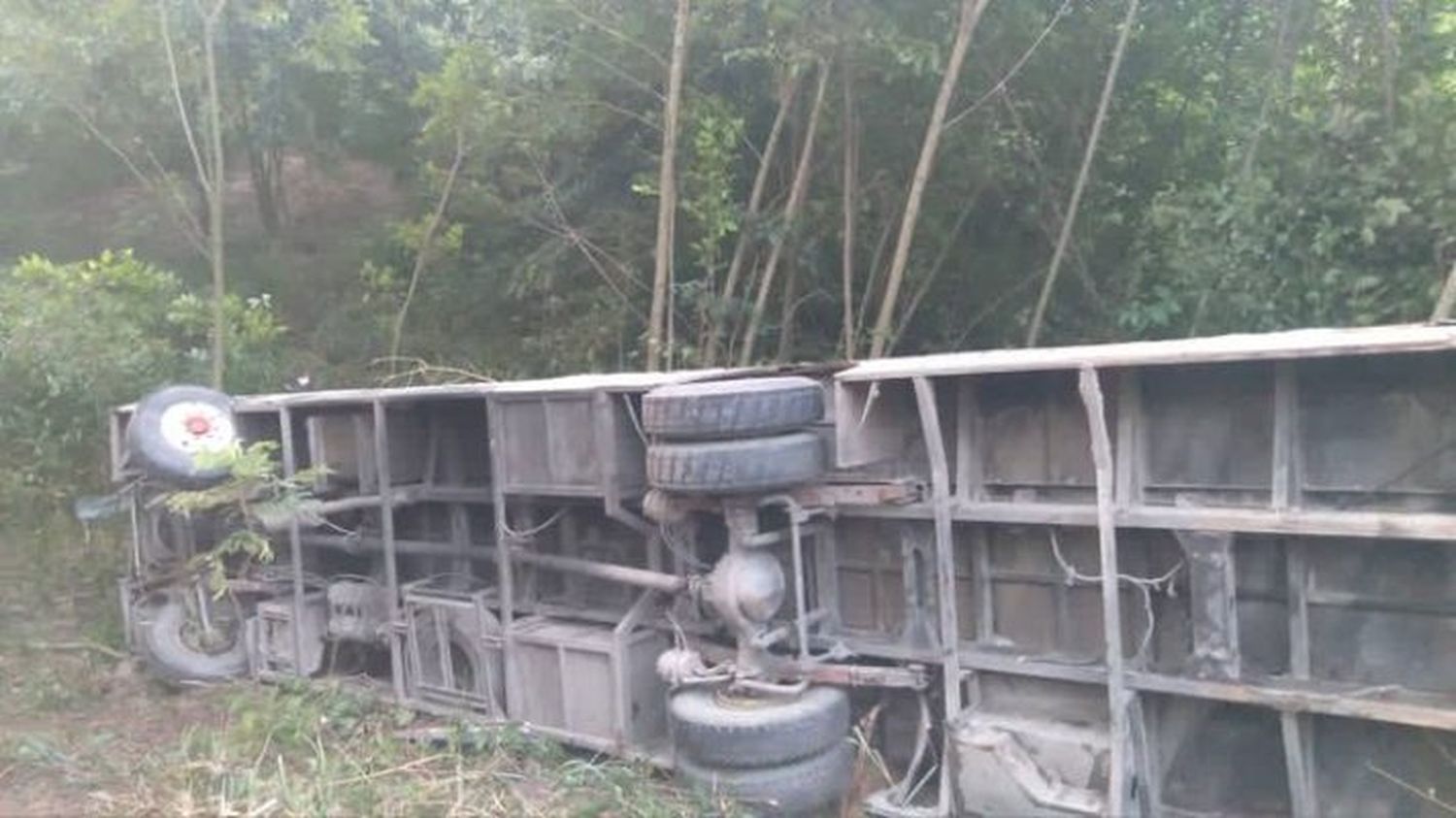 SE VOLCÓ EN PLENA VÍA: dos muertos y 11 lesionados es el saldo de un accidente de autobús en carretera de Carabobo