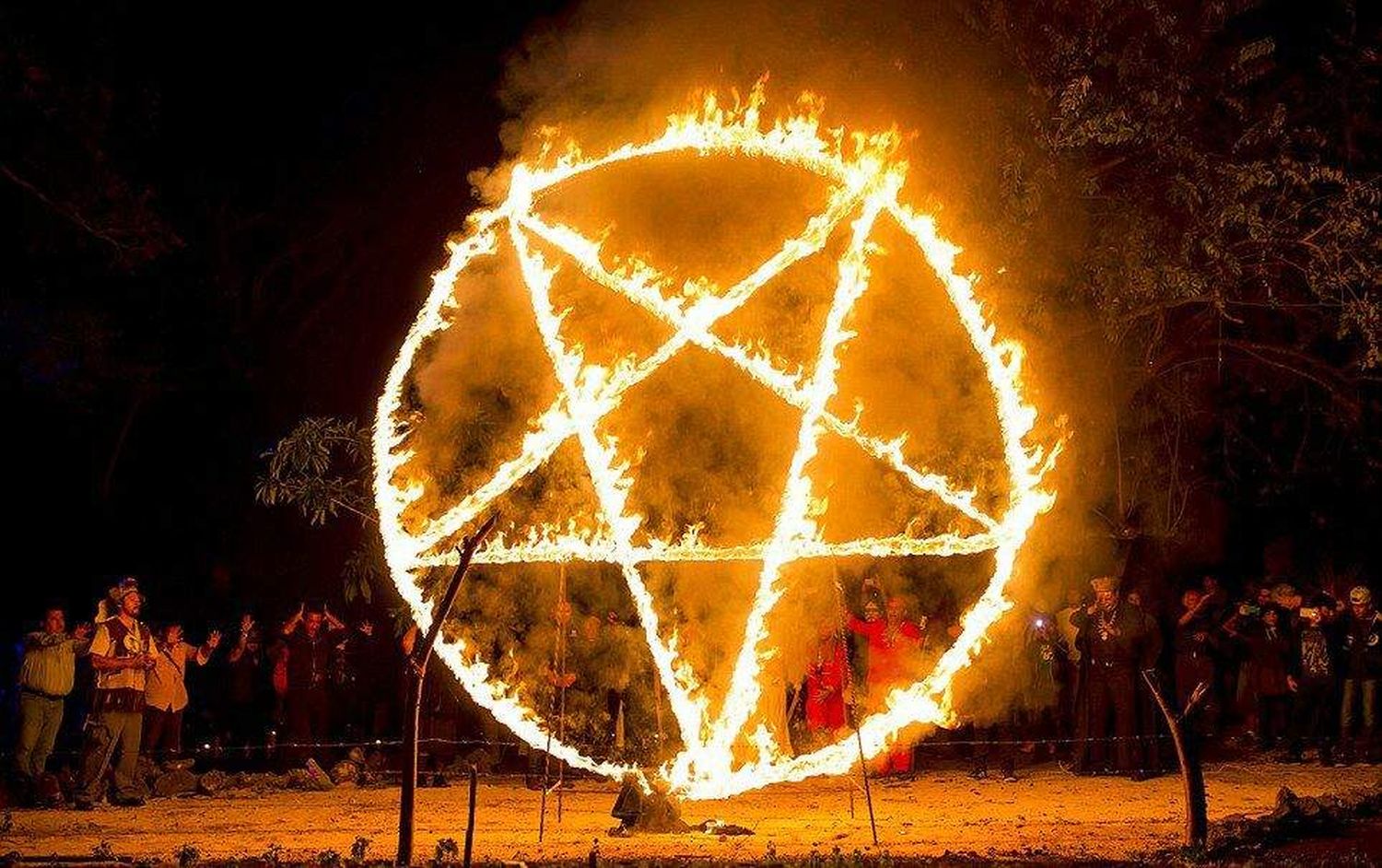 Desnudó, ató y tiró al fuego a su bebé por creer que era el "Anticristo"