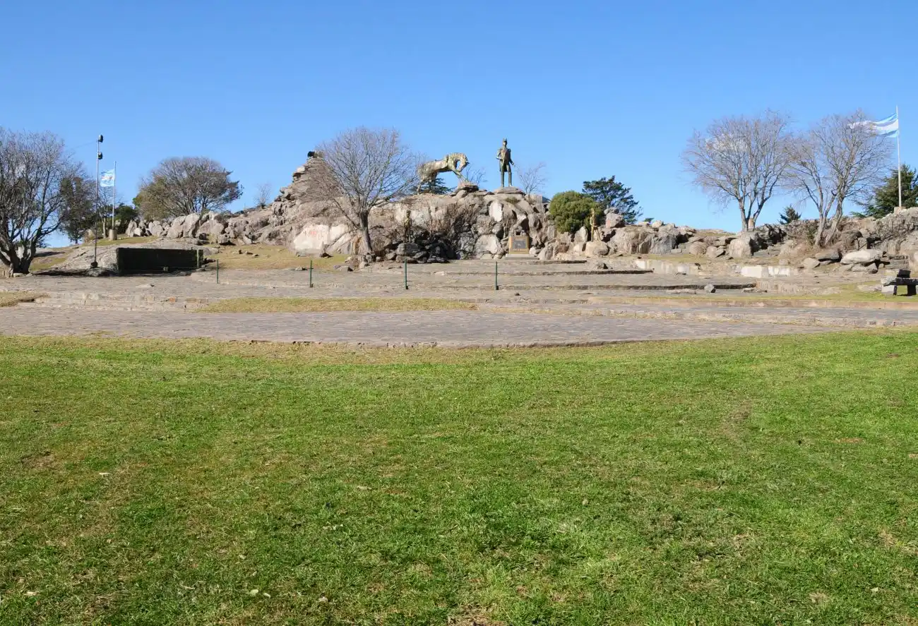 La propuesta se presenta como una experiencia visual y sonora en la que lo real y lo virtual se entrelazan para estimular la memoria colectiva y la contemplación del paisaje.