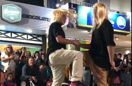 Estos chicos recrearon un icónico baile de una película, en la Peatonal 83