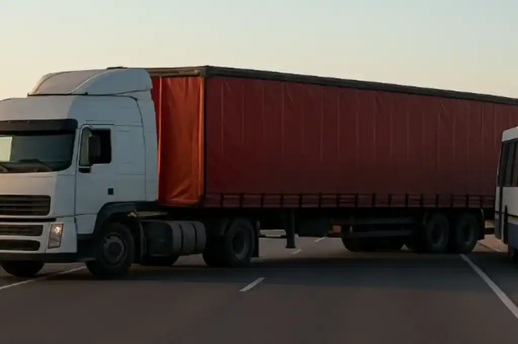 Un camionero dio 4,71 de alcohol en sangre. Se durmió y el vehículo quedó atravesado por la Ruta Provincial 5.