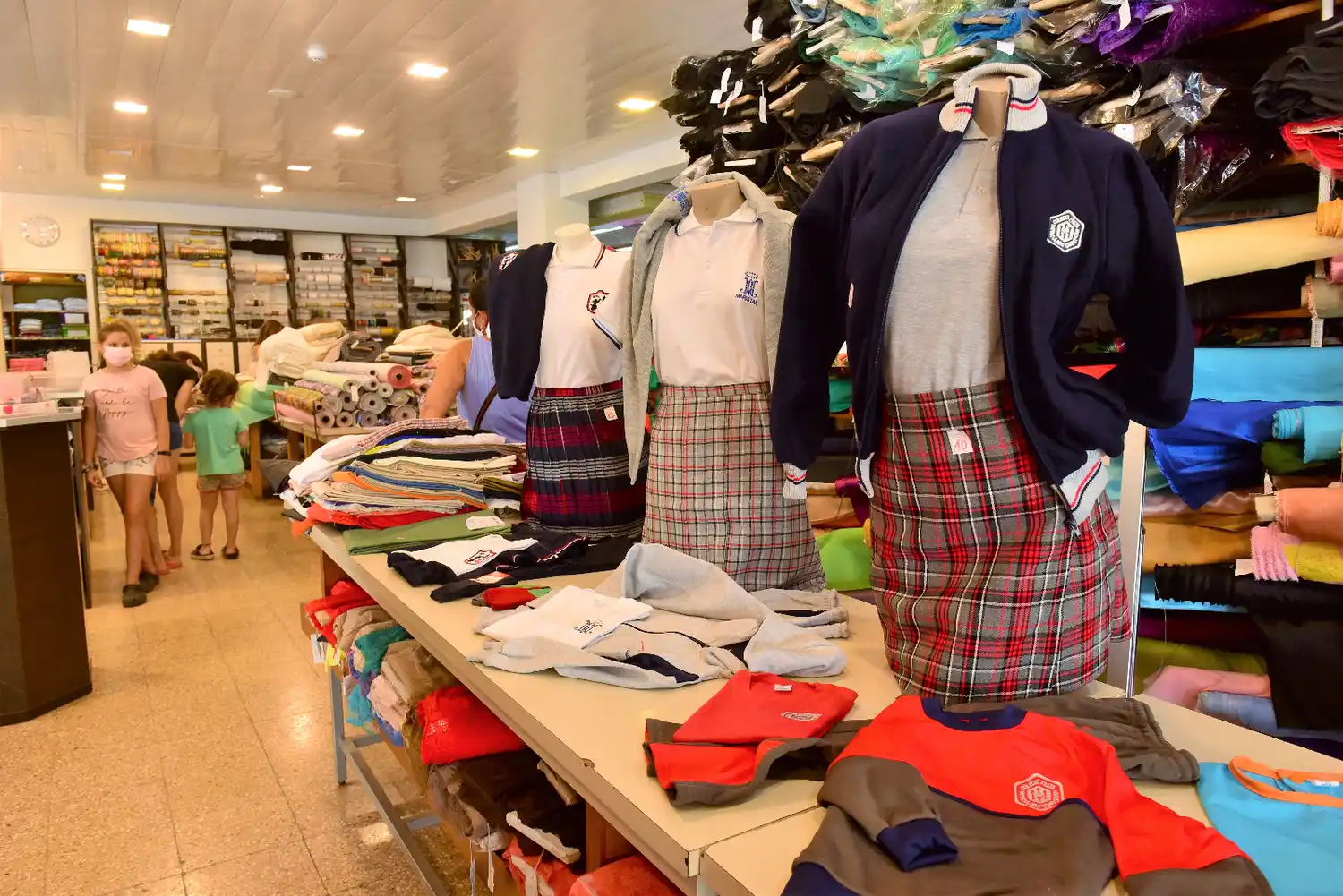 Las ventas disminuyeron cerca de un 40%, no se venden uniformes completos, sino que muchos optan por comprar solo lo necesario. (Foto de archivo)