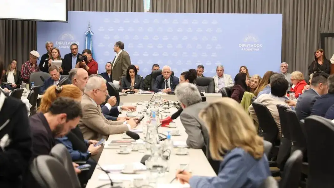 LLA consiguió dictamen para la Ley de Malvinas en Diputados, tras aceptar cambios en las sanciones a empresas extranjeras y seguridad.