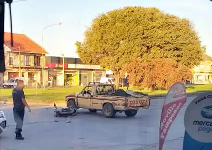 Motociclista sufrió heridas graves al estrellarse contra una camioneta en 59 y 30