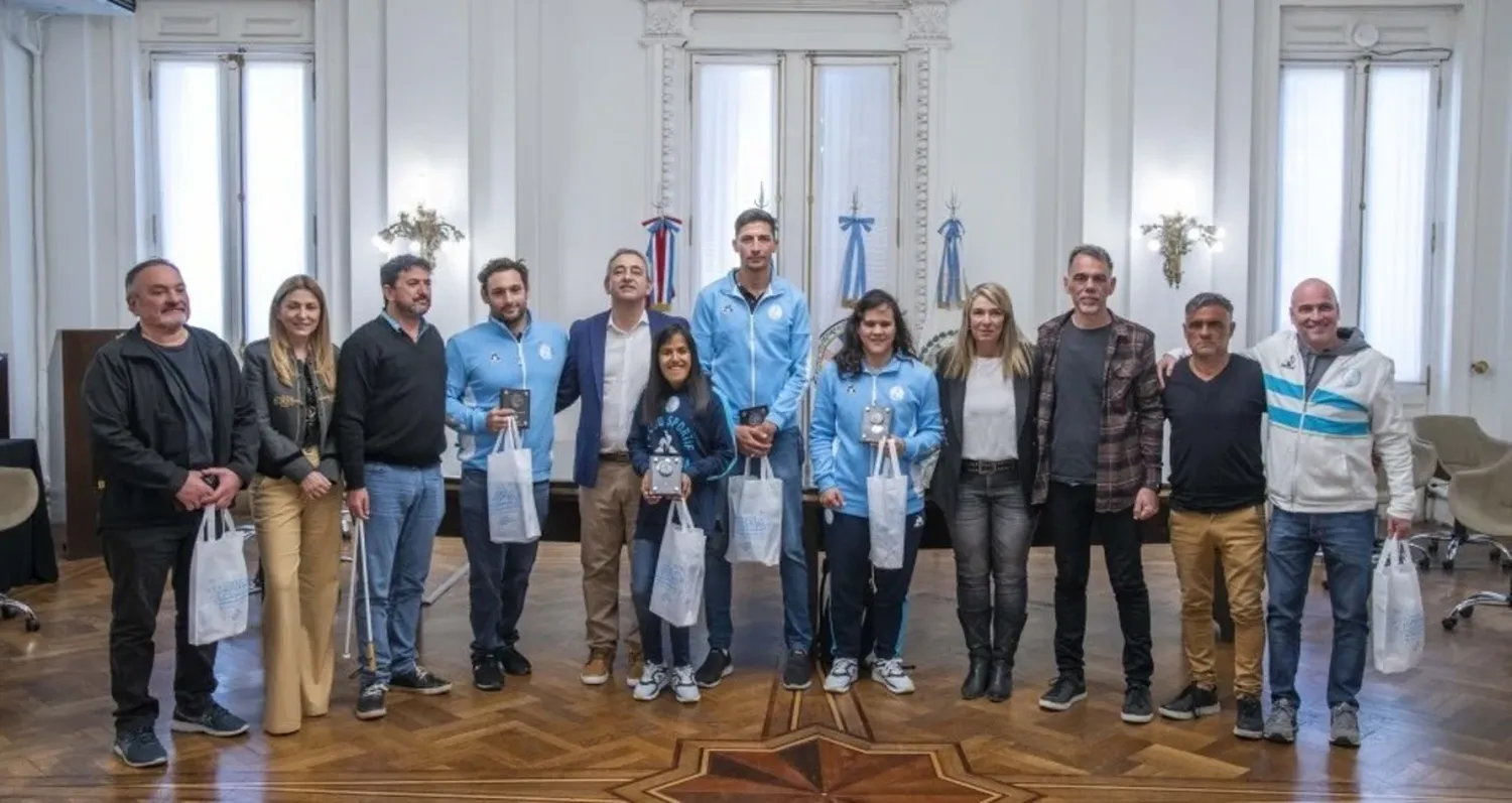 El jefe municipal felicitó a cada atleta por su participación en la competencia y por ser abanderados de la ciudad en el mundo, al tiempo que se puso a disposición para seguir acompañando desde el municipio el desarrollo deportivo de cada uno, pensando en los próximos desafíos competitivos. Foto: Gentileza