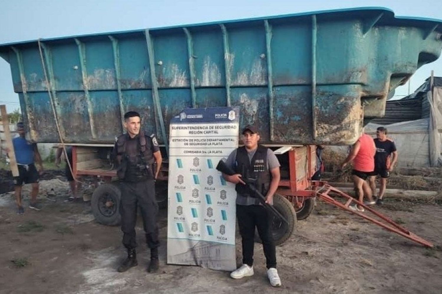 Le robaron una pileta recién comprada y la policía la recuperó en un terreno tomado