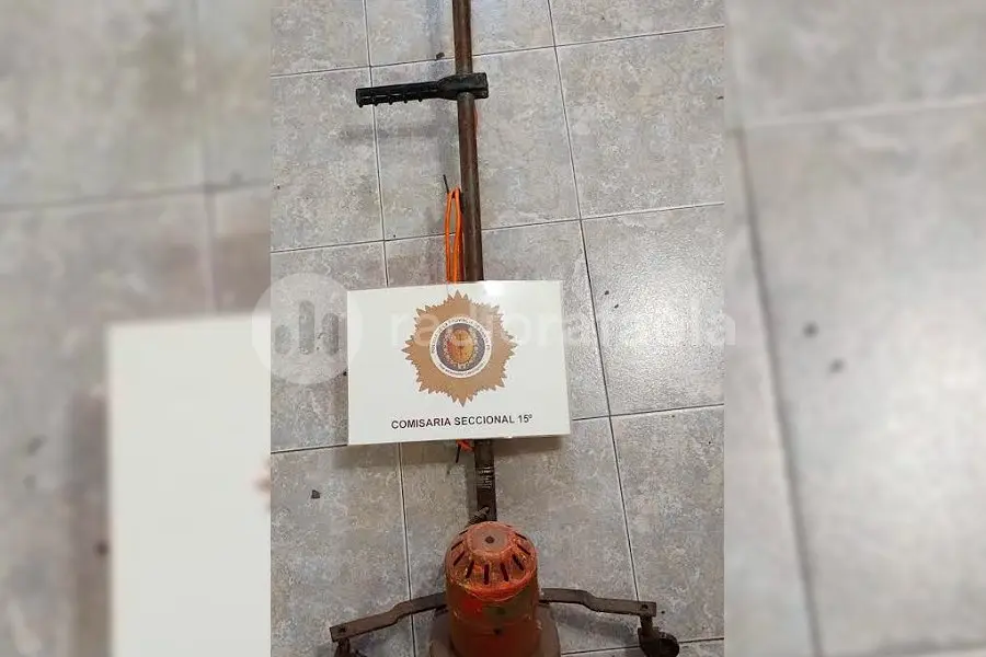 Salió de su casa y se encontró con una bordeadora abandonada: investigan su procedencia