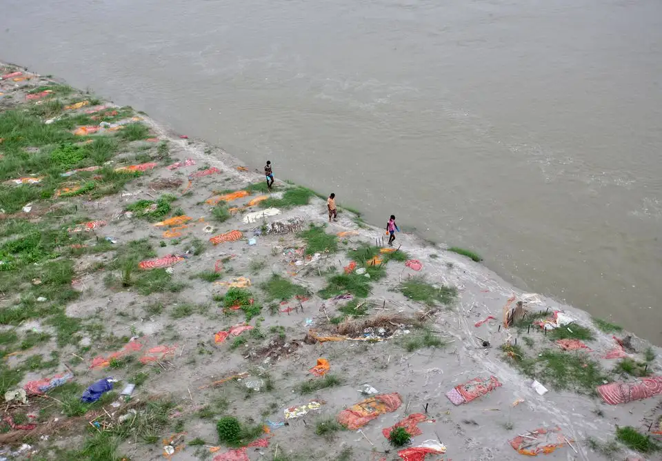 La crecida del Ganges descubre decenas de cadáveres enterrados en su orilla
