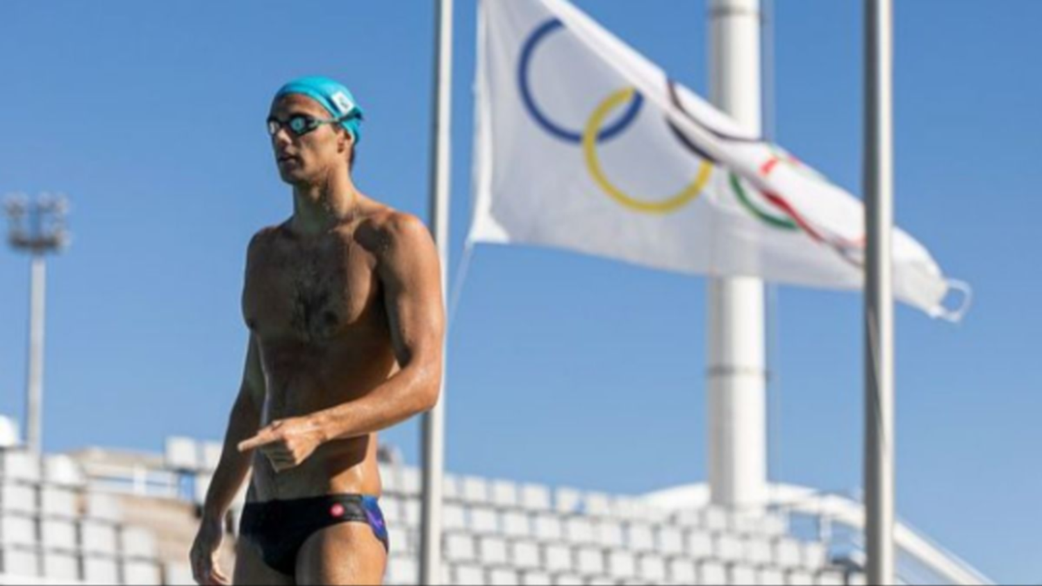 Este es el nadador italiano que conquista París con su talento y carisma
