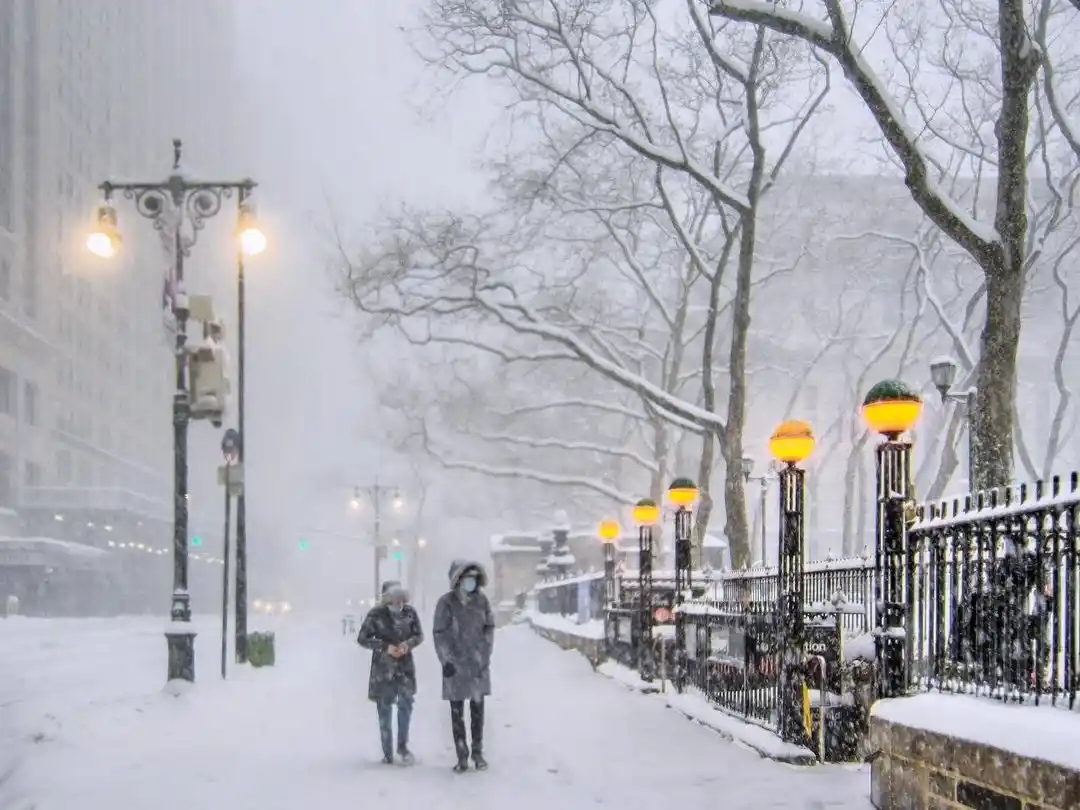 Nueva York declara estado de emergencia ante megatormenta de nieve que amenaza a millones