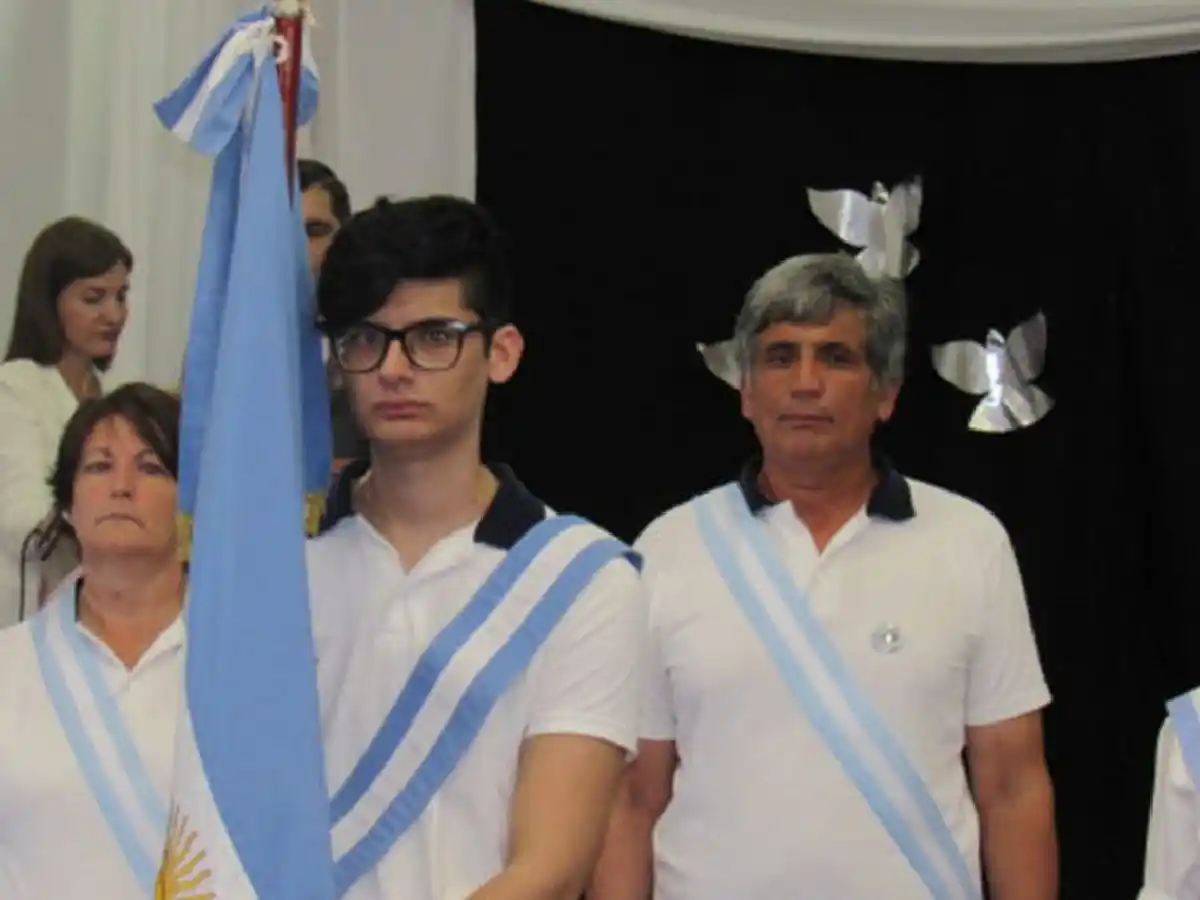 Una familia de 10: él abanderado, sus padres escoltas