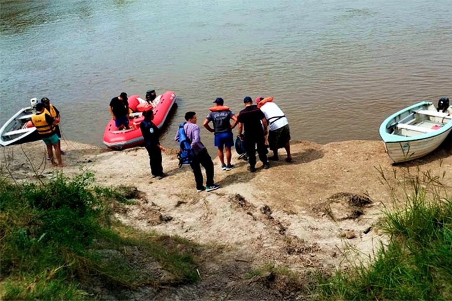 Amplían la zona de búsqueda para hallar a profesor que se arrojó al río para alcanzar una pelota