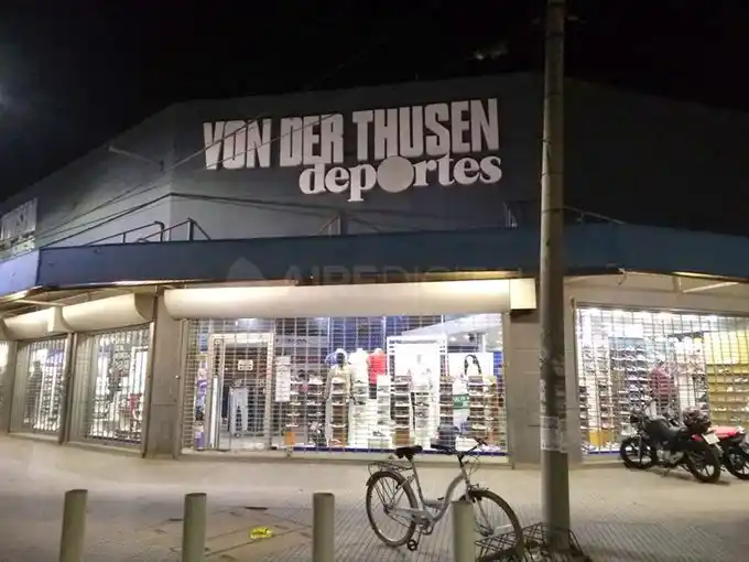 Otra vez robaron un local de ropa deportiva