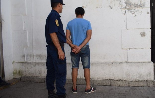 Lo denunció y el  juez lo excluyó, pero ella lo perdonó y la Policía lo detuvo