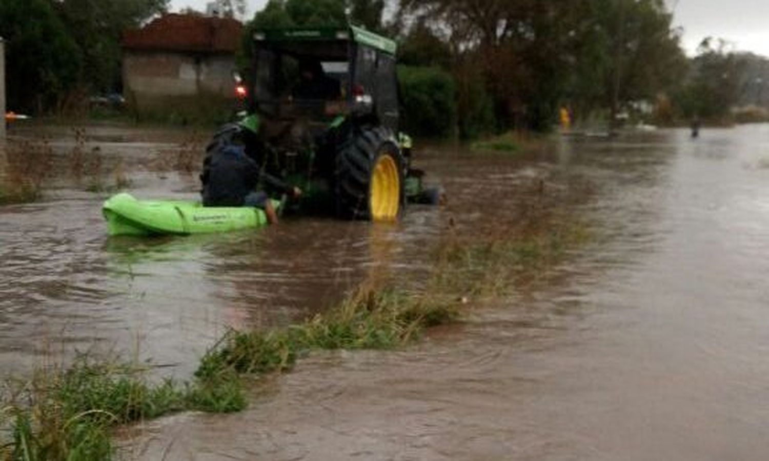En Playa Serena evacuaban a las familias con un tractor