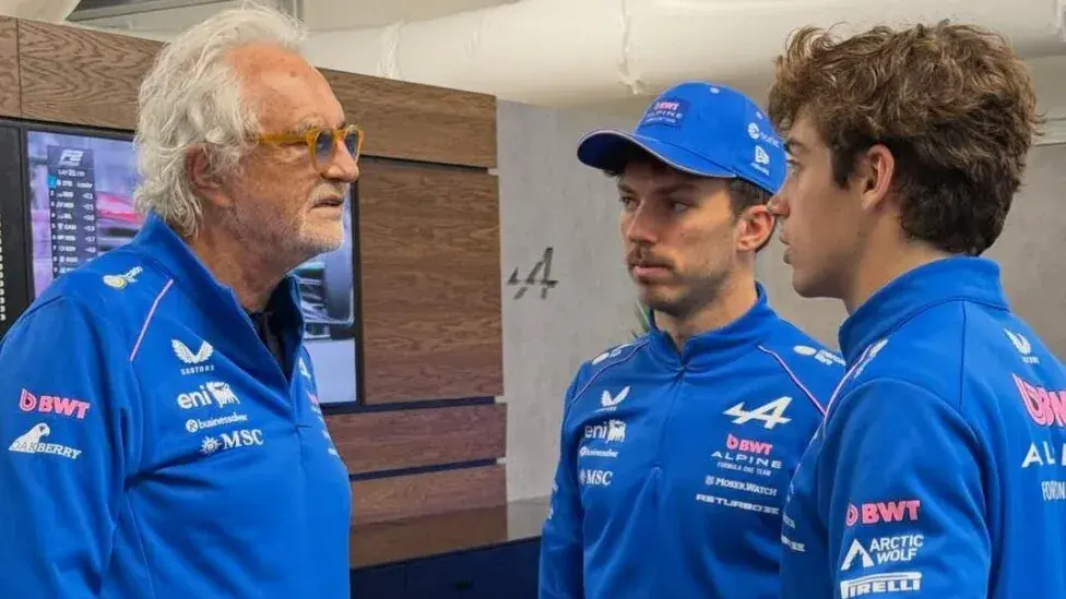 Briatore, Gasly y Colapinto. Parte del equipo Alpine, que emitió un comunicado tras el GP de Azerbaiyán