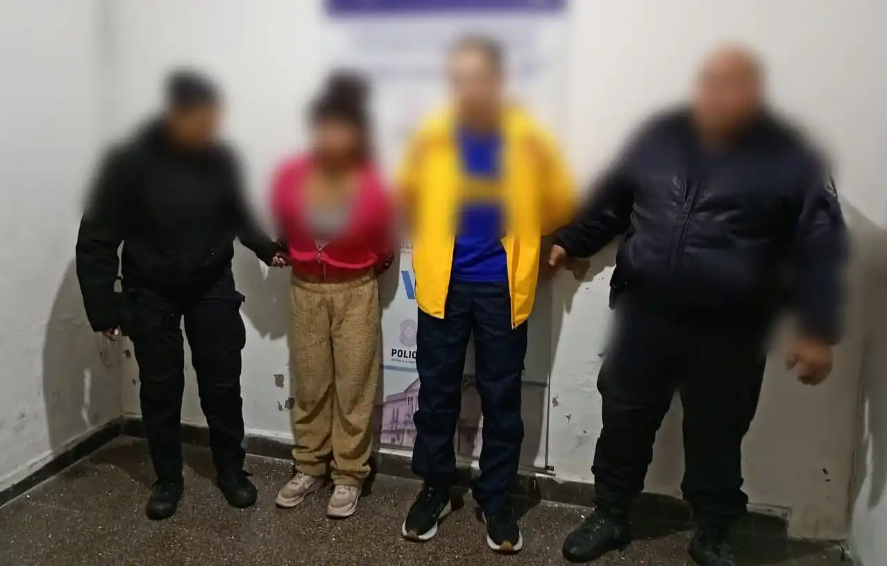 Al ser interceptados, los sujetos adoptaron una actitud hostil y agresiva, negándose a acatar las órdenes impartidas por los efectivos.