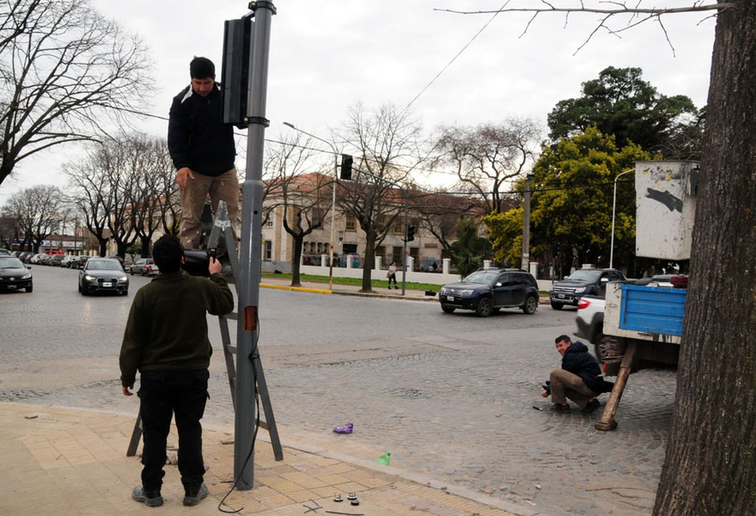 Colocan semáforo en una de las esquinas más conflictivas de la ciudad: Mitre y Santamarina