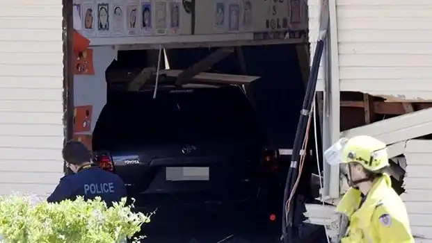 Una camioneta se metió en un aula y mató a dos niños