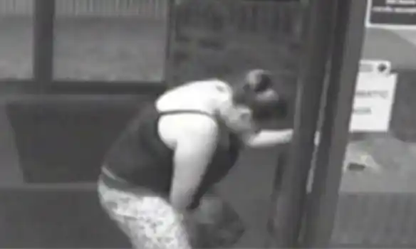 Mujer dio a luz en la puerta de un hospital en menos de un minuto